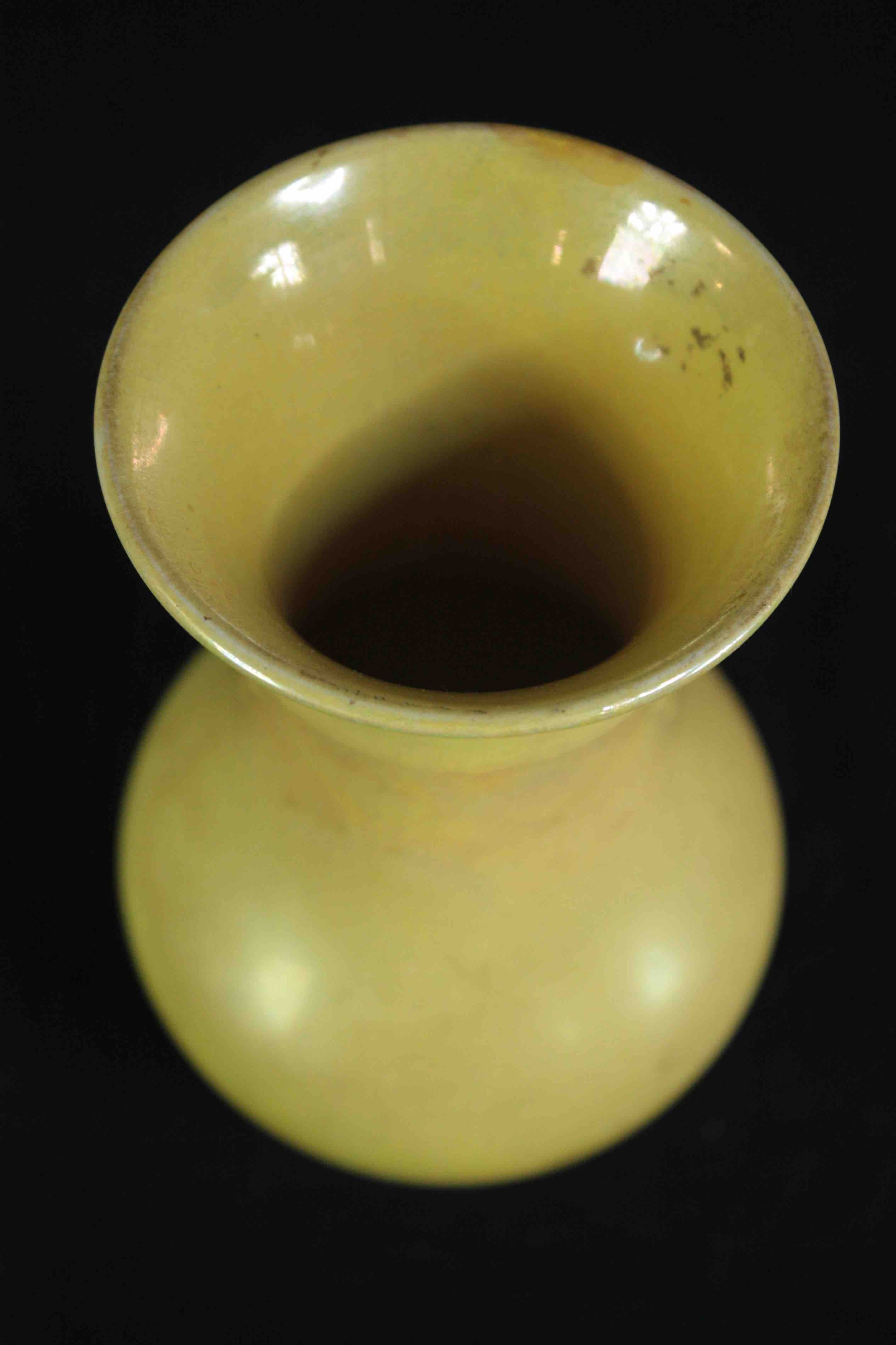 Moorcroft pottery yellow lustre. Stamped 'Moorcroft Burslem M49' on the base'. Circa 1920. H.17 cm. - Image 3 of 4