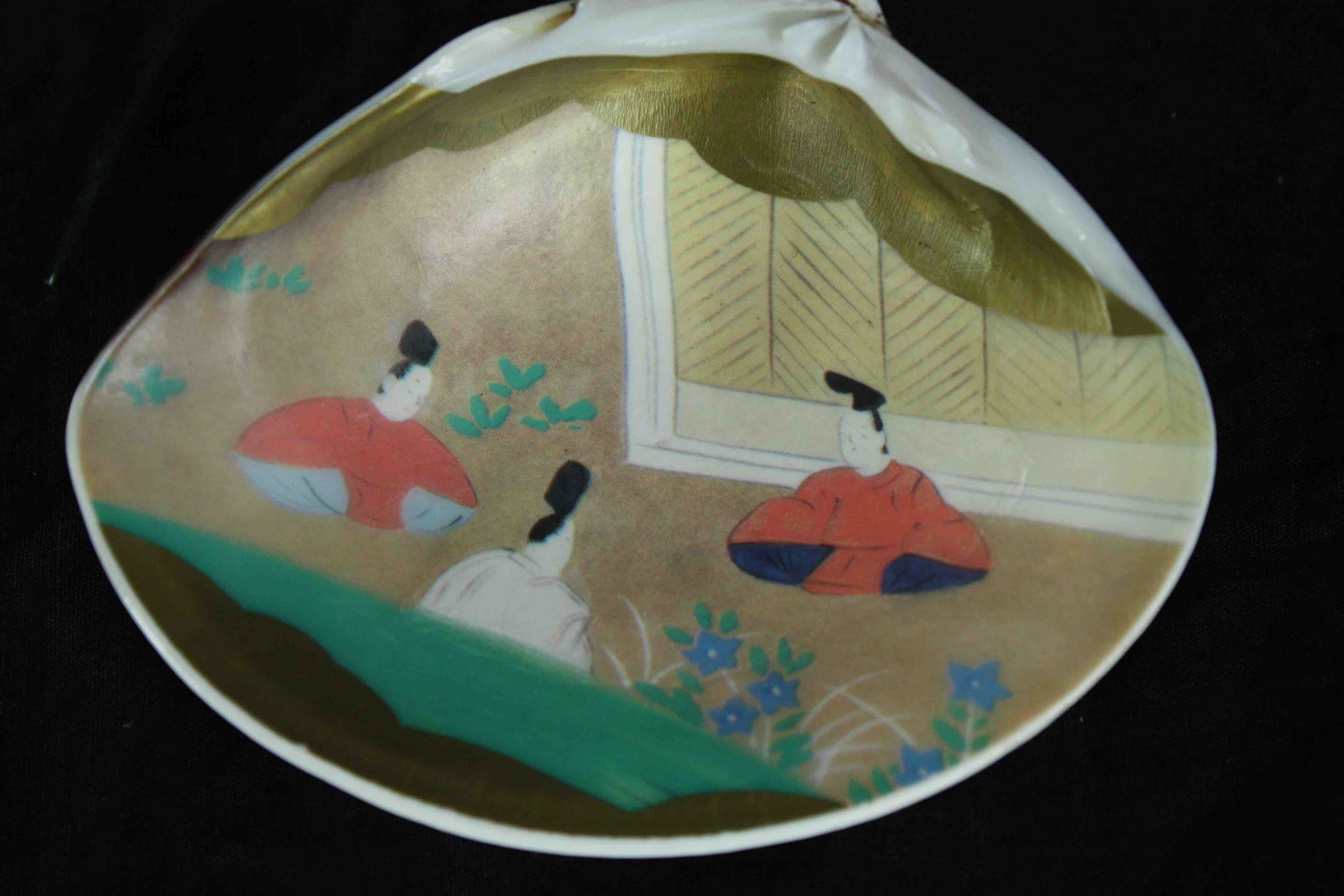 A pair of Japanese hand painted shells and a Chinese pierced hardwood stand. The shells finished - Image 5 of 6