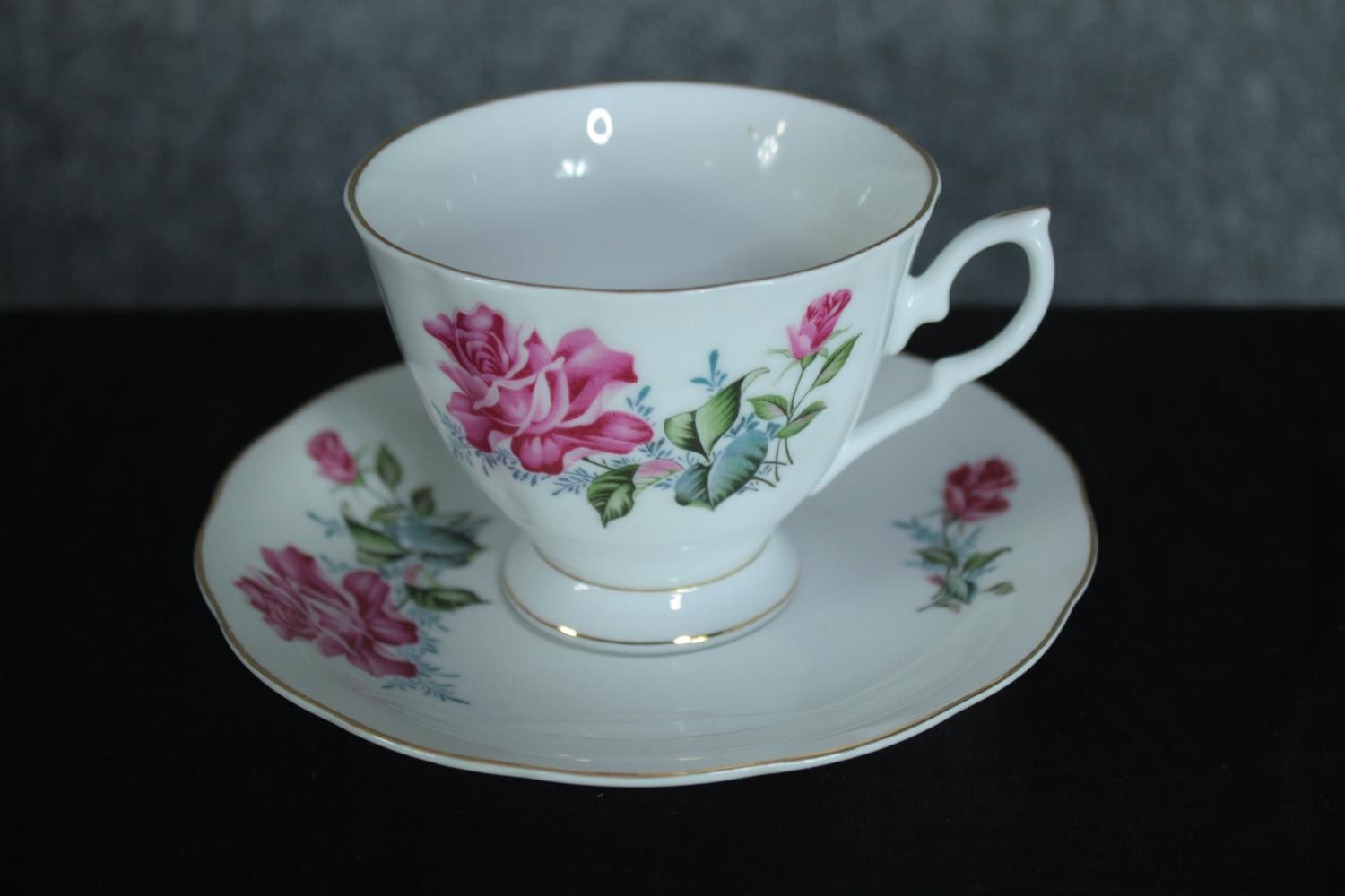 Chinese cups, saucers and plates. Made in China for the export market. Mid twentieth century. Dia. - Image 2 of 4