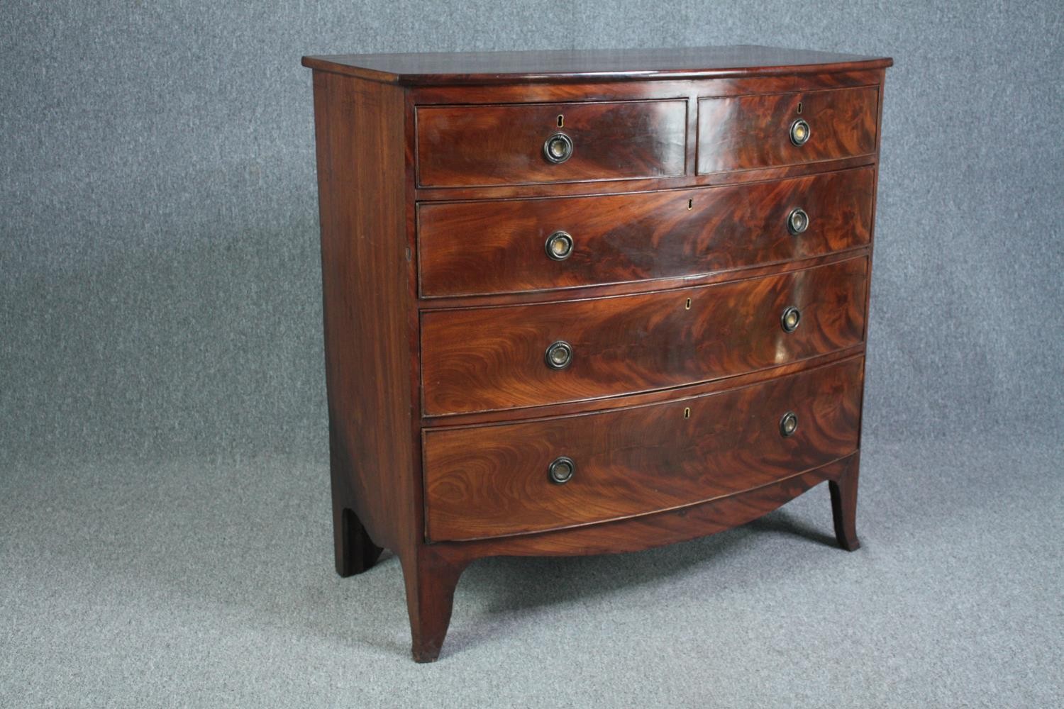 Chest of drawers, Georgian flame mahogany bowfronted. H.104 W.105 D.54cm. - Image 2 of 4