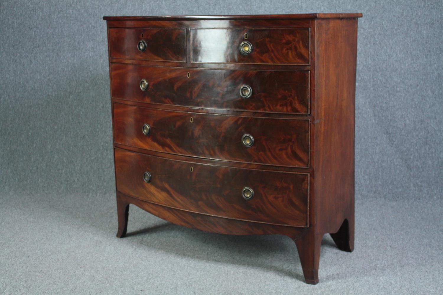 Chest of drawers, Georgian flame mahogany bowfronted. H.104 W.105 D.54cm. - Image 3 of 4