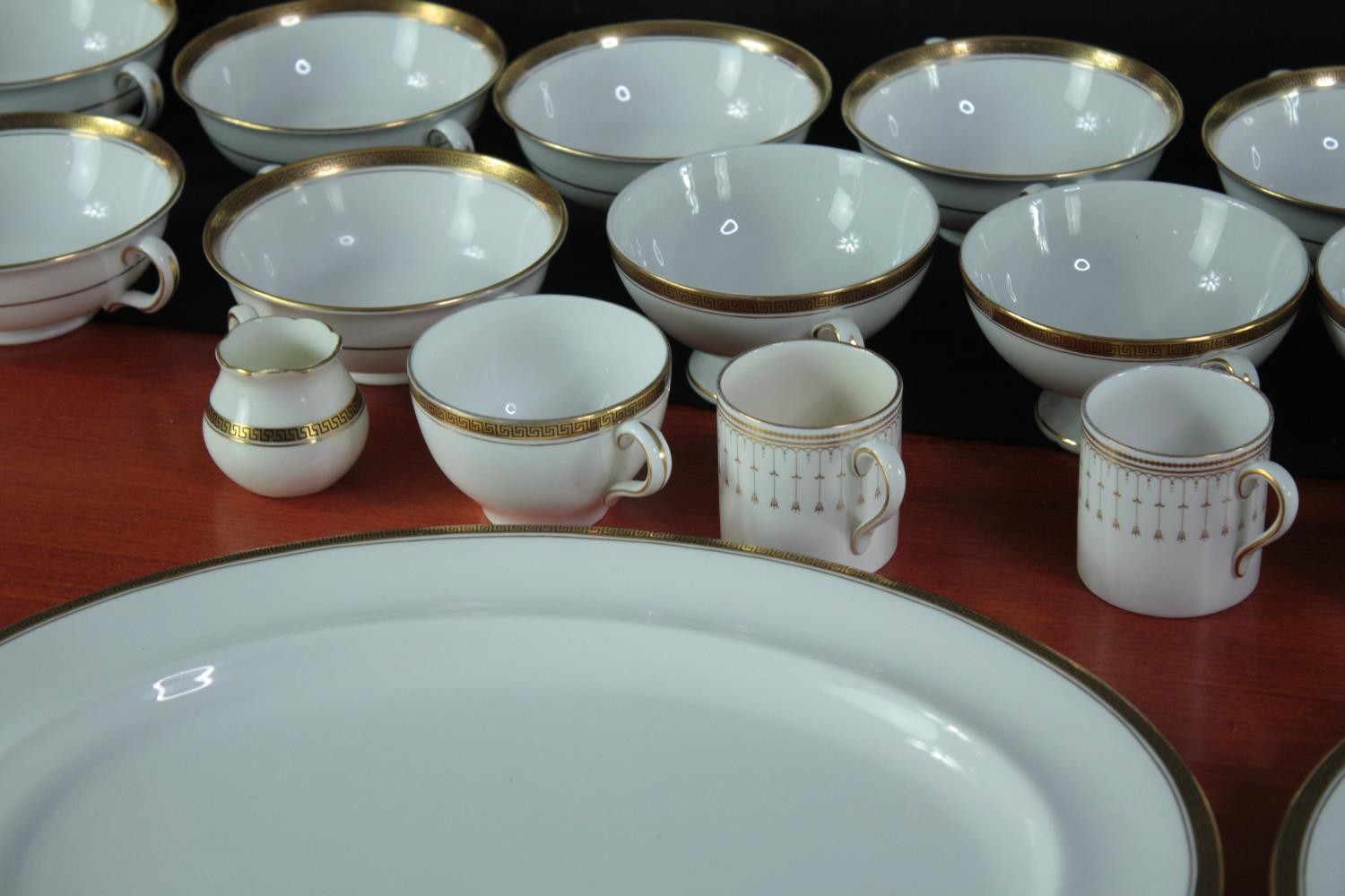 An extensive dinner service made by Simpsons Potters Ltd and stamped 'Chinastyle Grosvenor'. Made up - Image 2 of 12