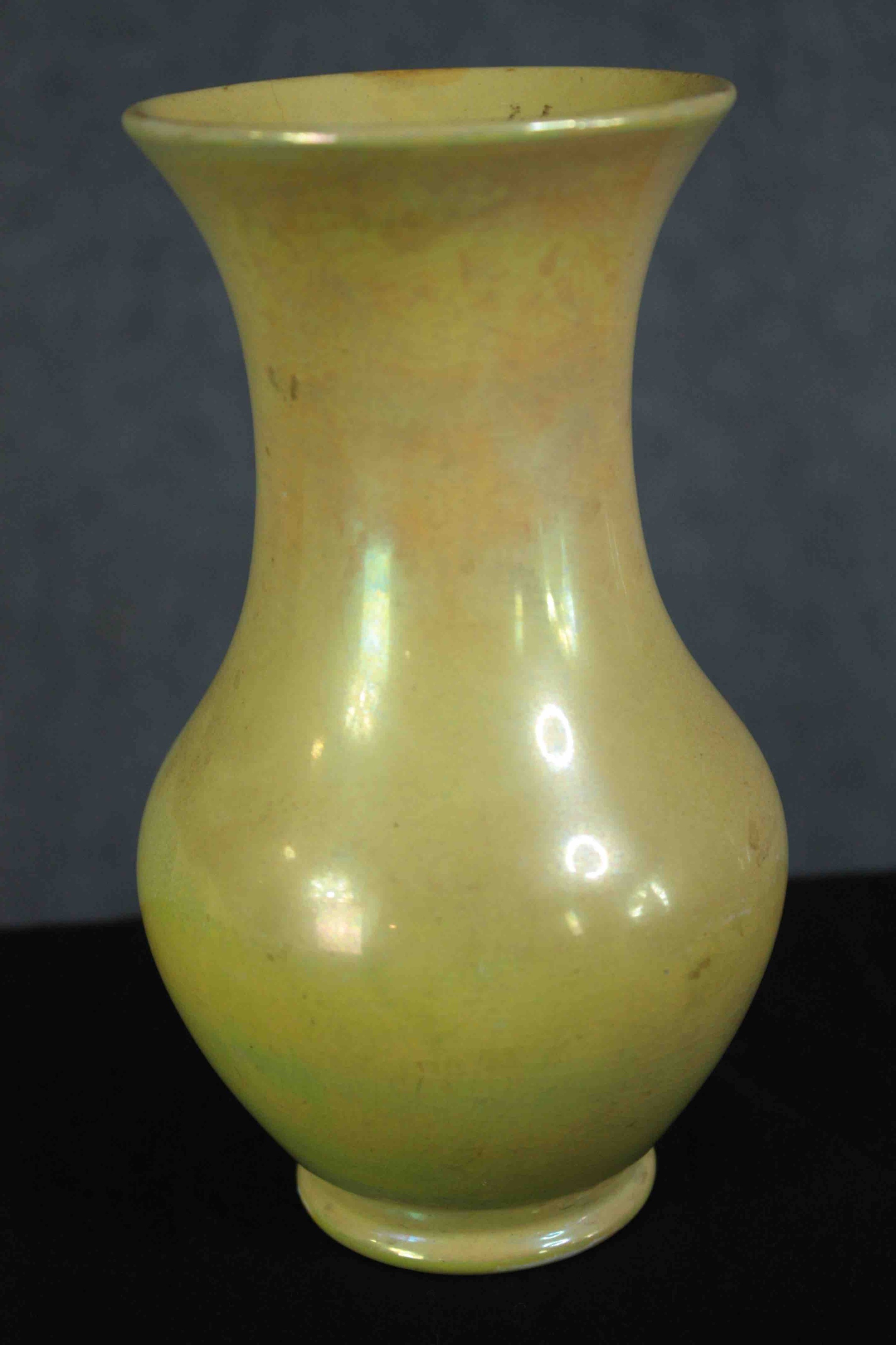 Moorcroft pottery yellow lustre. Stamped 'Moorcroft Burslem M49' on the base'. Circa 1920. H.17 cm. - Image 2 of 4