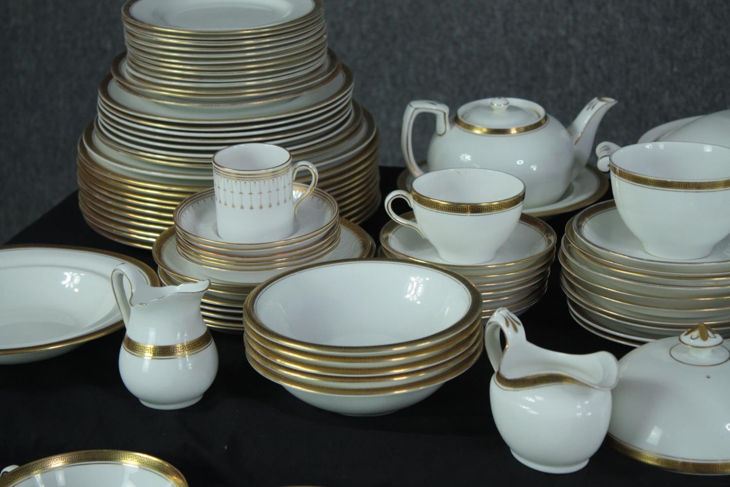An extensive dinner service made by Simpsons Potters Ltd and stamped 'Chinastyle Grosvenor'. Made up - Image 3 of 12