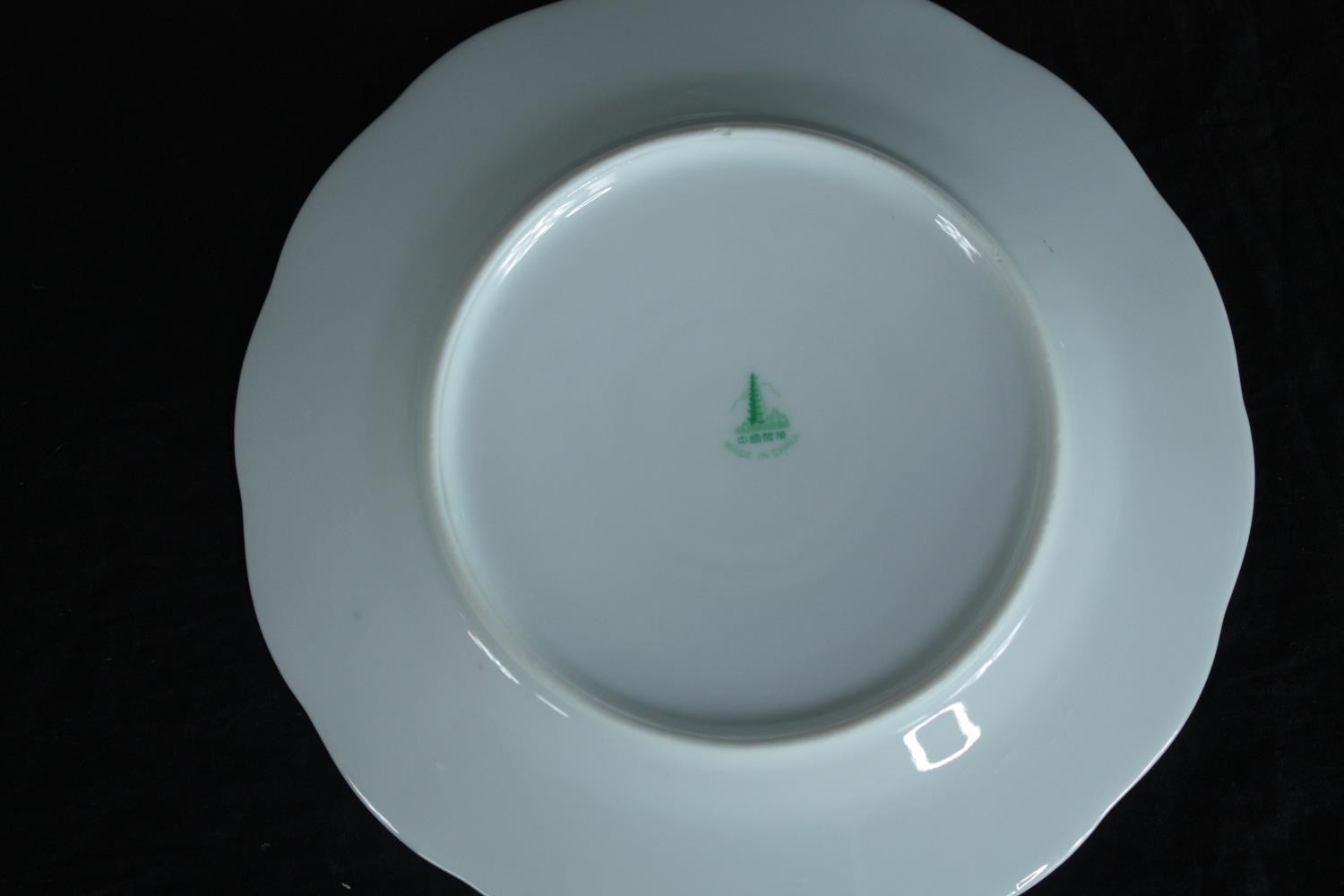 Chinese cups, saucers and plates. Made in China for the export market. Mid twentieth century. Dia. - Image 4 of 4