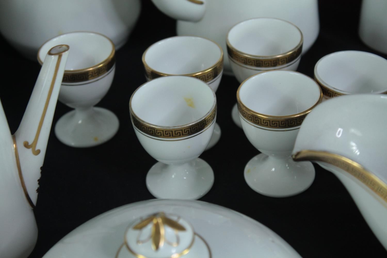 An extensive dinner service made by Simpsons Potters Ltd and stamped 'Chinastyle Grosvenor'. Made up - Image 9 of 12