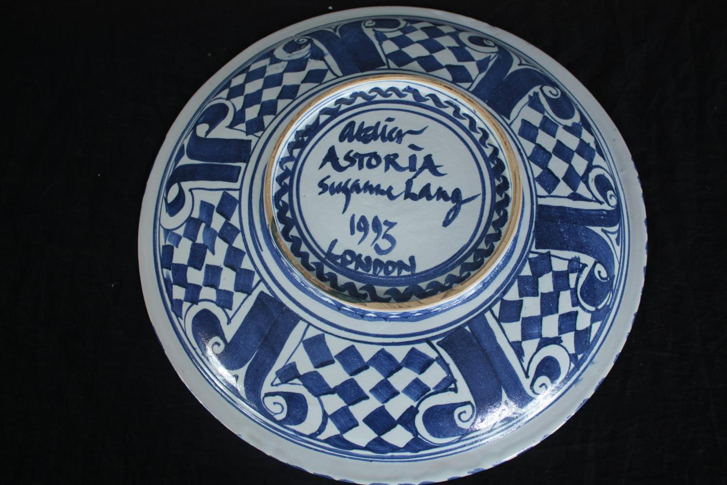 Suzanne Lang. A hand painted ceramic plate featuring a musician Guy Carawan. Guy Hughes Carawan - Image 4 of 4