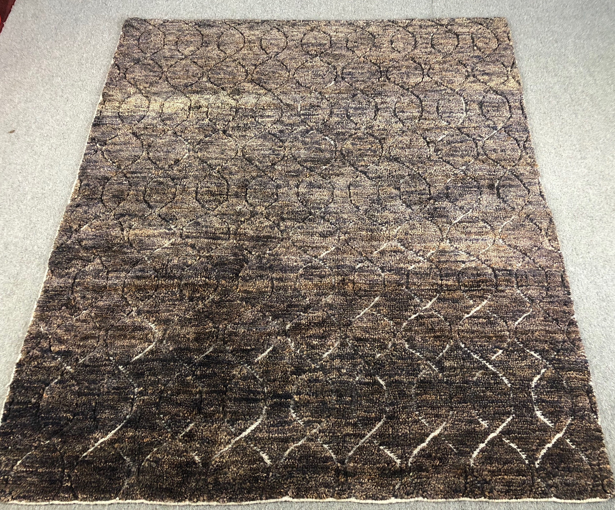 A contemporary hand made woollen Eastern carpet. L.243 W.207cm. - Image 2 of 5