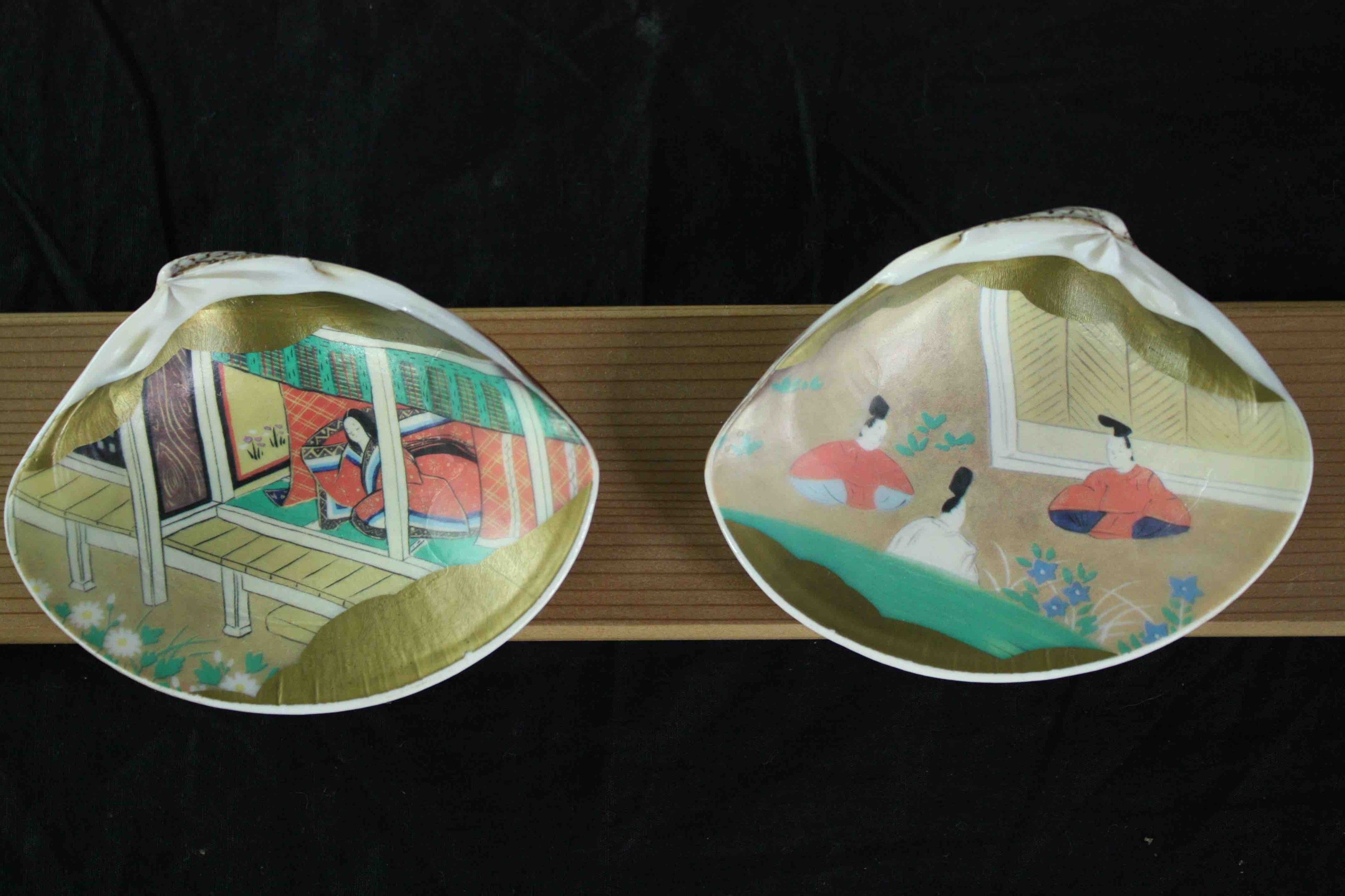 A pair of Japanese hand painted shells and a Chinese pierced hardwood stand. The shells finished - Image 3 of 6