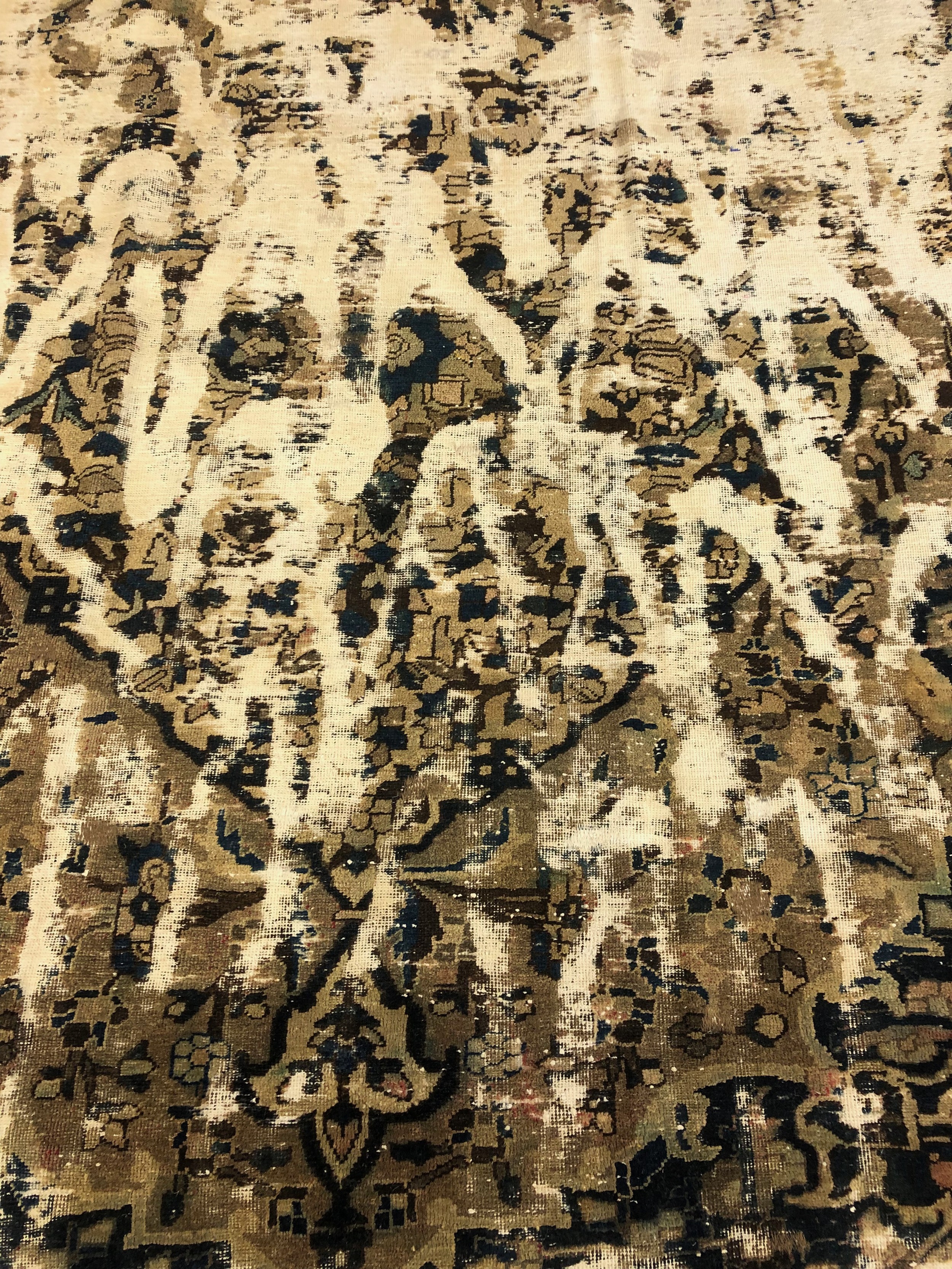 A hand made Eastern carpet, faux distressed. L.280 W.195cm. - Image 2 of 4
