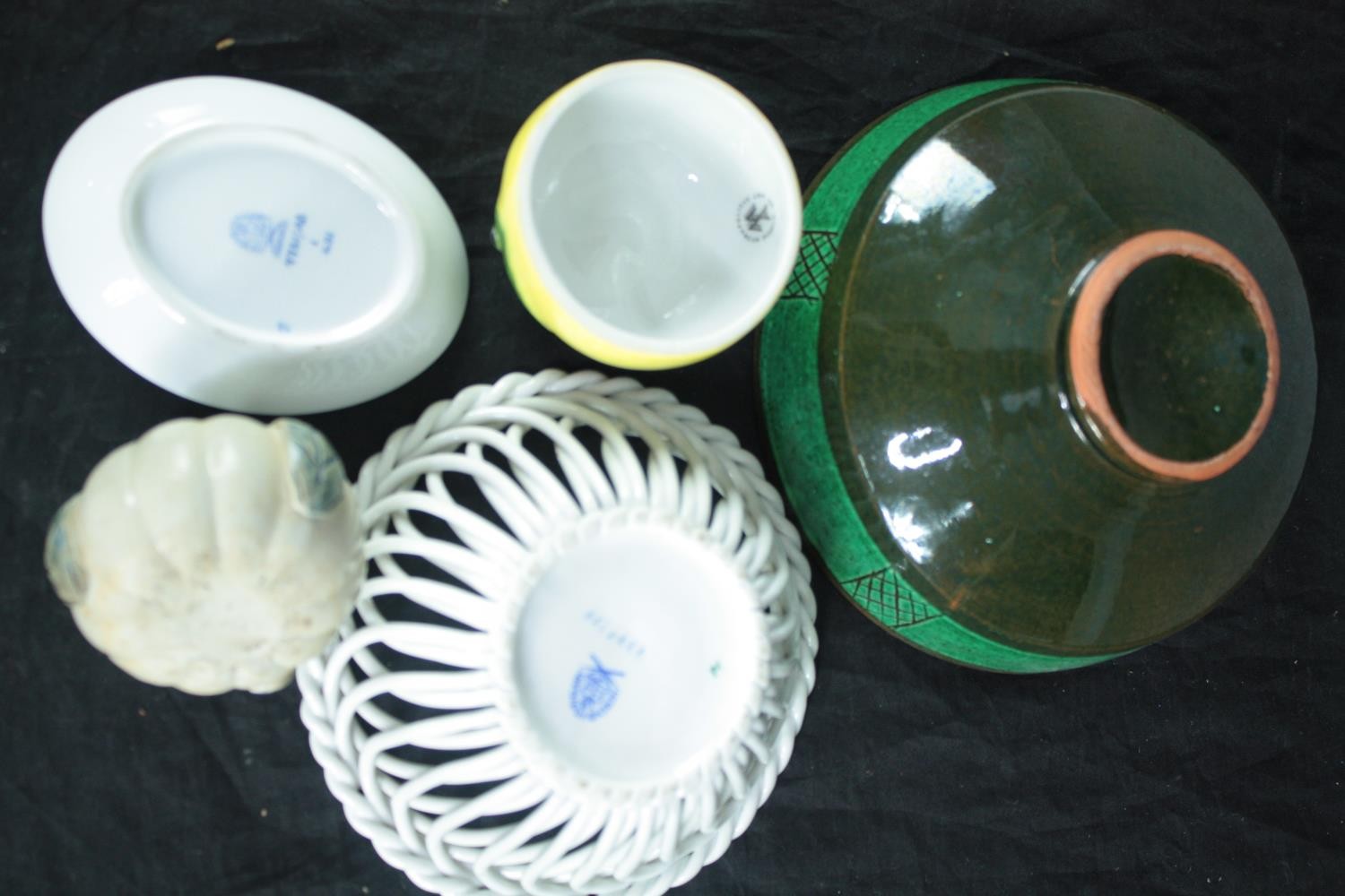 Mixed collection of five ceramic bowls, including two Herend hand painted pieces with Apponyi blue - Image 7 of 7