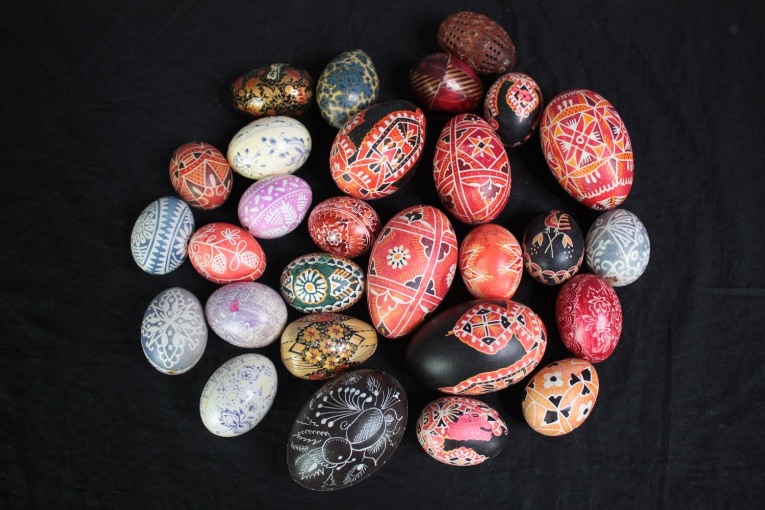 A collection of Czech Kraslice eggs. Hand painted with intricate patterns. H.9 cm. (largest)