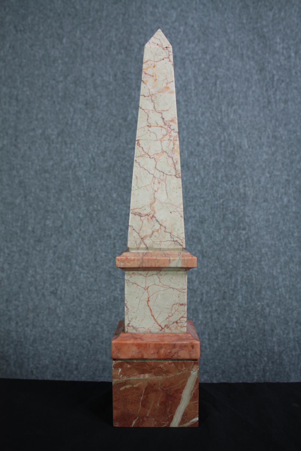 A large vintage obelisk in rouge marble. H.49cm.