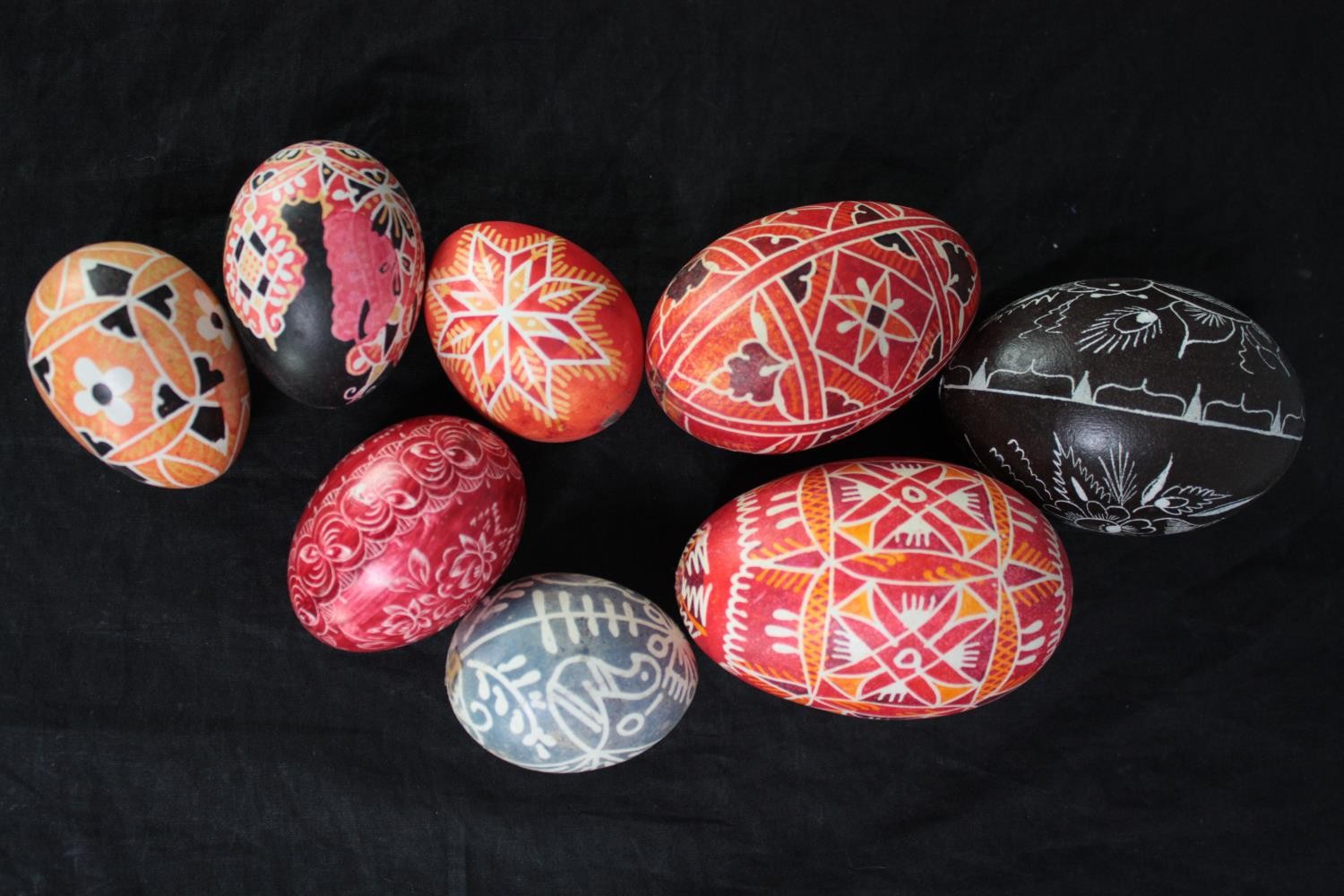 A collection of Czech Kraslice eggs. Hand painted with intricate patterns. H.9 cm. (largest) - Image 9 of 9