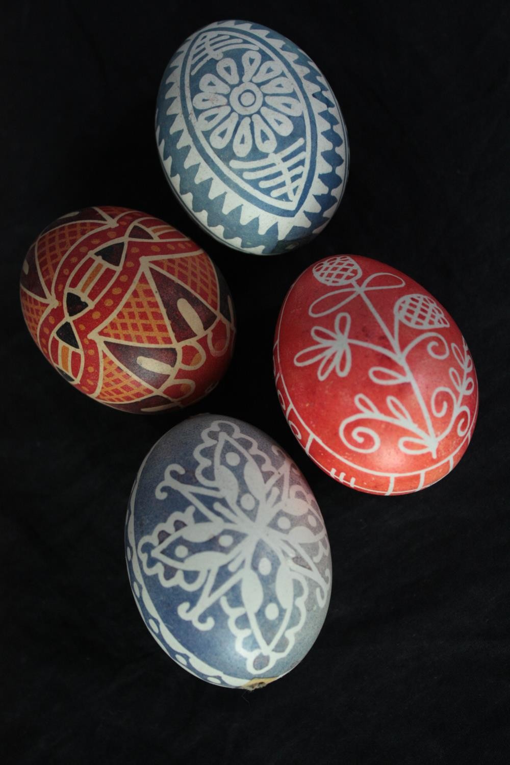 A collection of Czech Kraslice eggs. Hand painted with intricate patterns. H.9 cm. (largest) - Image 5 of 9