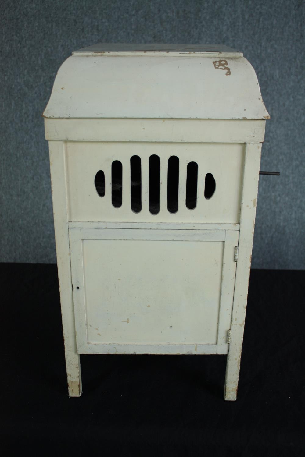 A children's or nursery gramophone record player with a collection of nursery rhyme records. 78 rpm. - Image 6 of 15