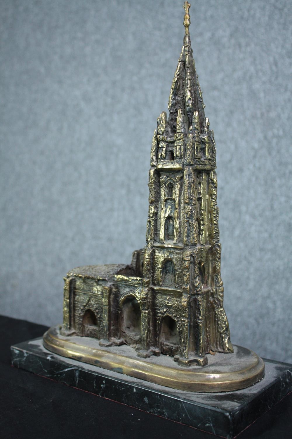 A brass church with steeple on a marble base. Twentieth century. H.34 cm. - Image 2 of 6