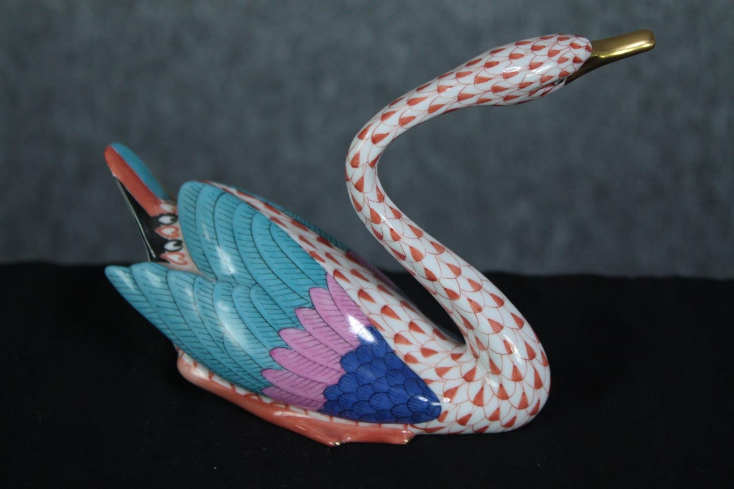 Herend Hungary. Porcelain. Rust Fishnet Swan. Finished in gilt. H.11 cm. - Image 2 of 5
