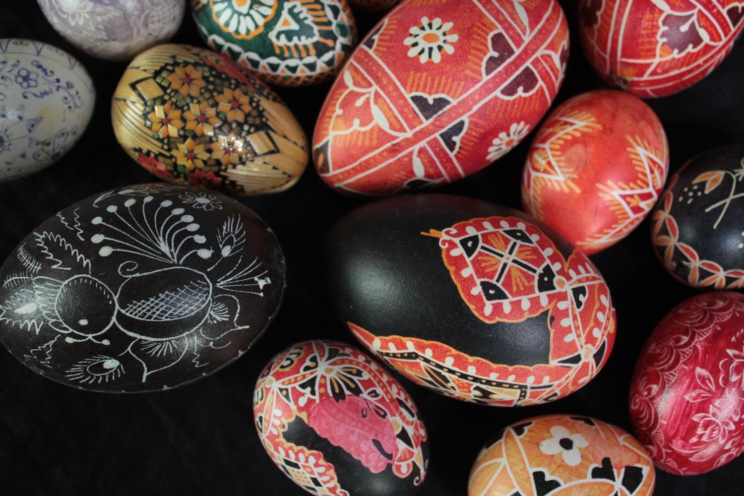 A collection of Czech Kraslice eggs. Hand painted with intricate patterns. H.9 cm. (largest) - Image 3 of 9