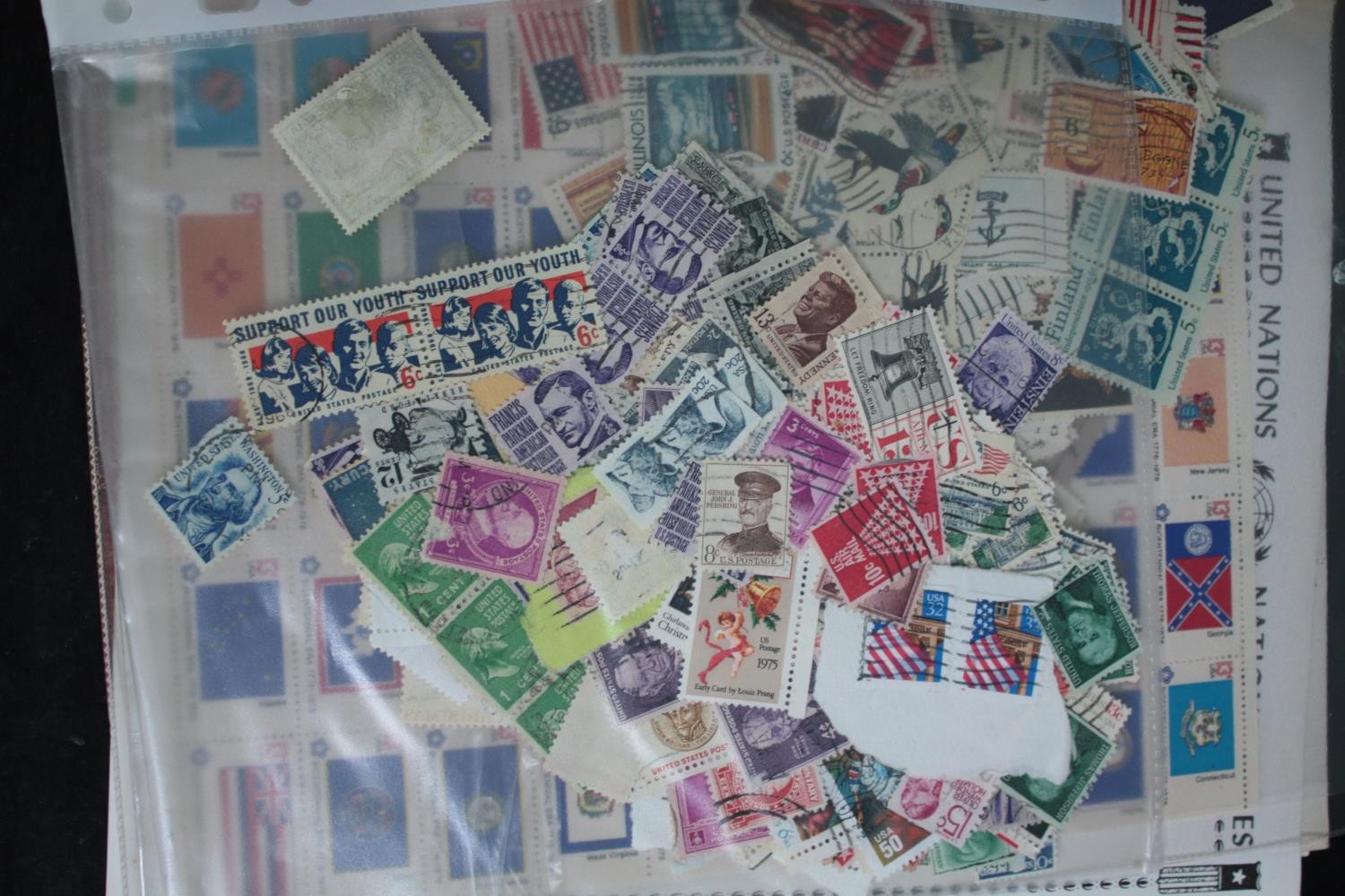 An extensive collection of world stamps to include used and mint stamps. H.30 W.25cm. (largest) - Image 6 of 10