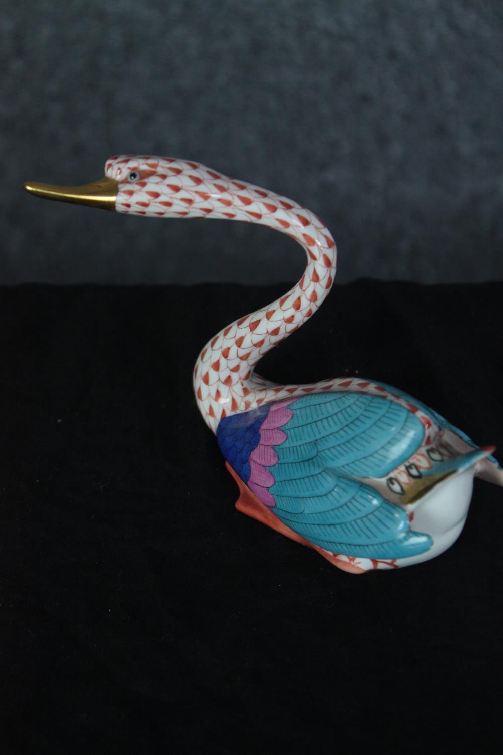 Herend Hungary. Porcelain. Rust Fishnet Swan. Finished in gilt. H.11 cm. - Image 4 of 5