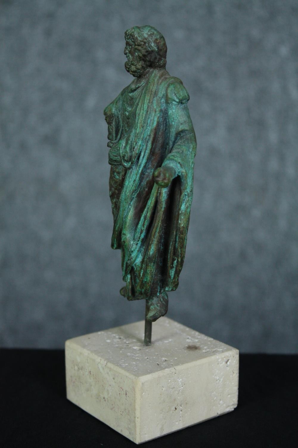 A bronze casting of Genio del Senado on a stone plinth. H.17 cm. - Image 2 of 5