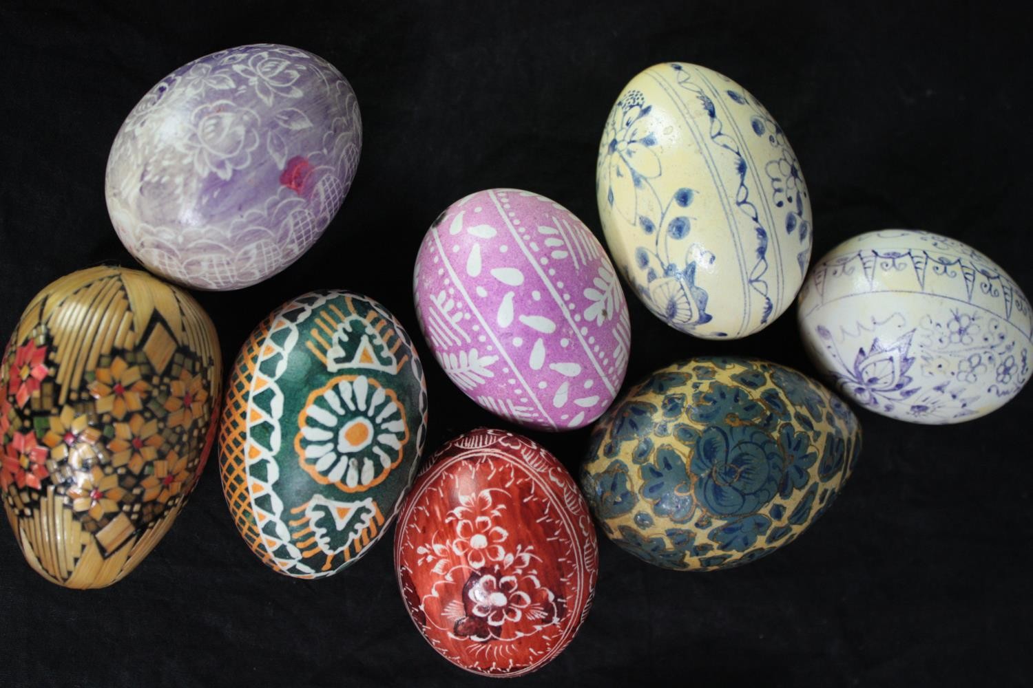 A collection of Czech Kraslice eggs. Hand painted with intricate patterns. H.9 cm. (largest) - Image 8 of 9