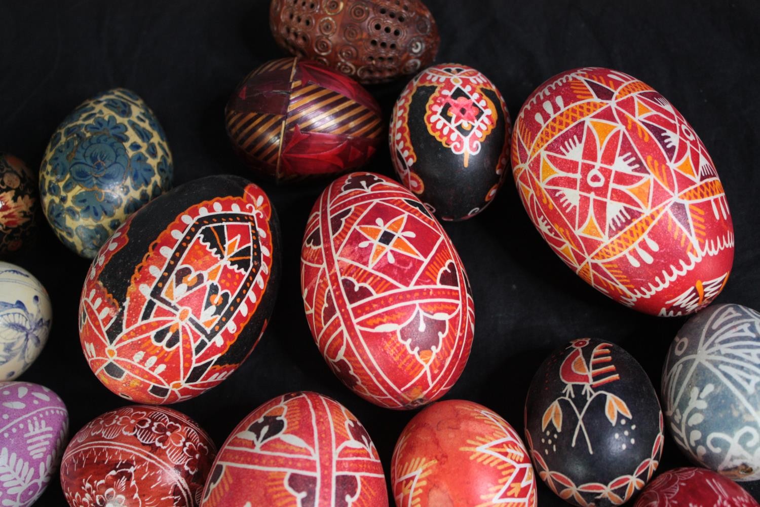 A collection of Czech Kraslice eggs. Hand painted with intricate patterns. H.9 cm. (largest) - Image 4 of 9