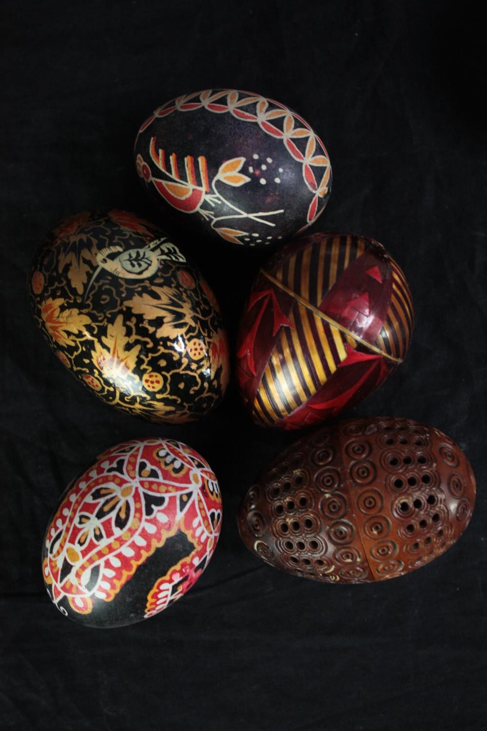 A collection of Czech Kraslice eggs. Hand painted with intricate patterns. H.9 cm. (largest) - Image 7 of 9