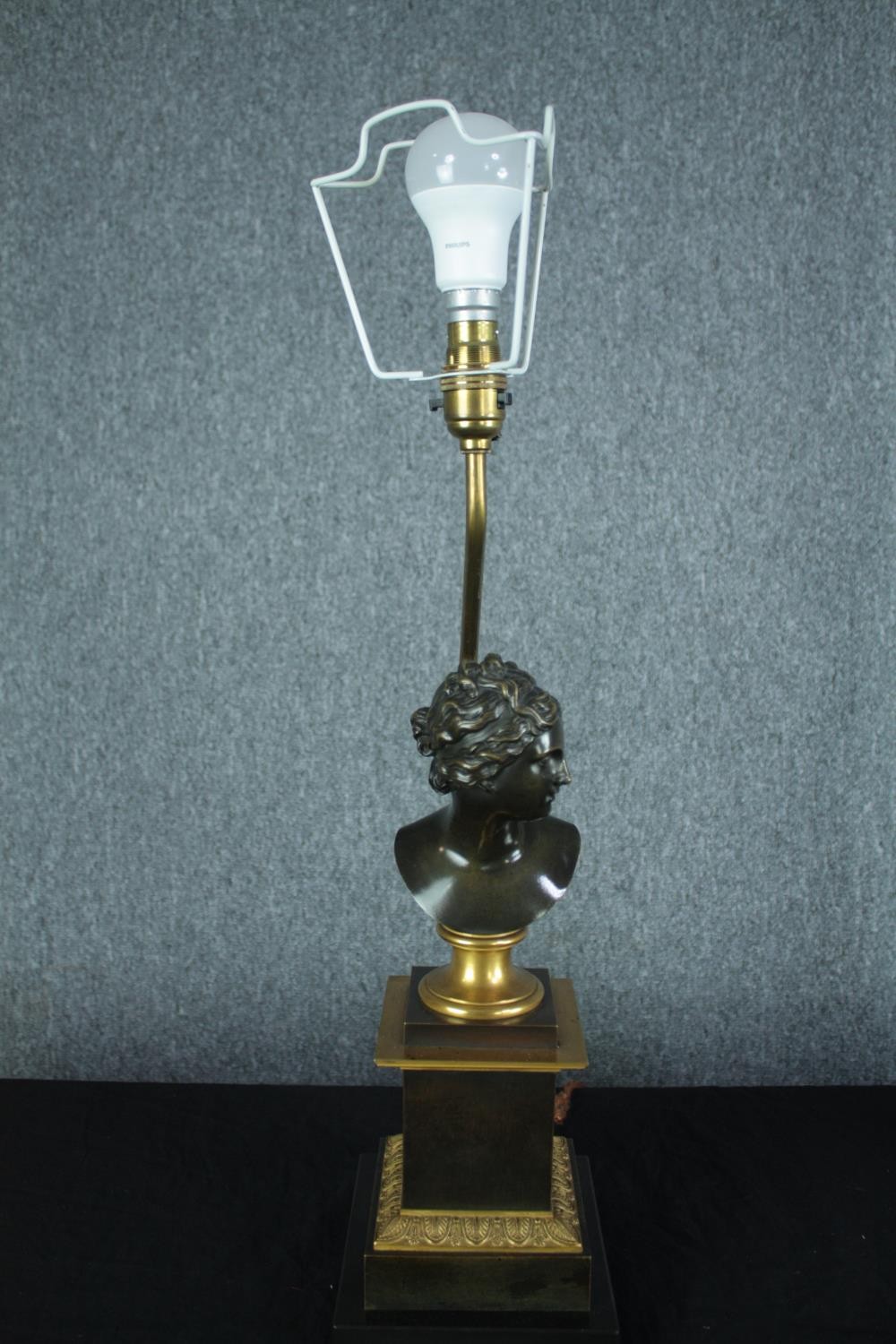 A pair of early 20th century neoclassical bronze busts on gilded plinths mounted desk lamps. H.60cm. - Image 4 of 6