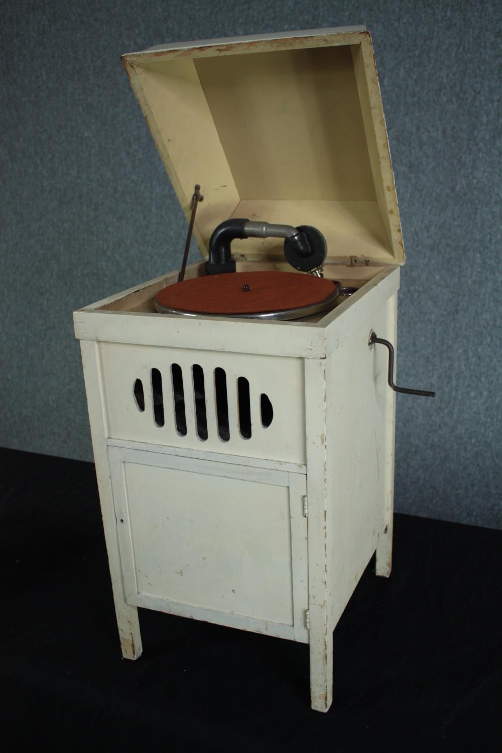 A children's or nursery gramophone record player with a collection of nursery rhyme records. 78 rpm. - Image 3 of 15