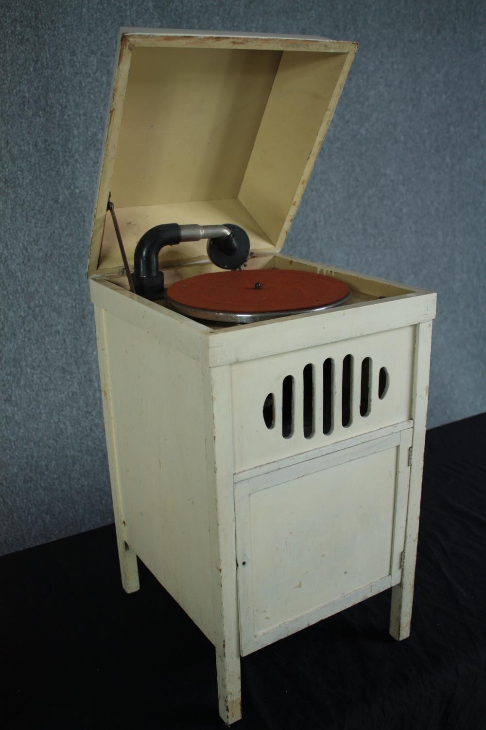 A children's or nursery gramophone record player with a collection of nursery rhyme records. 78 rpm. - Image 4 of 15