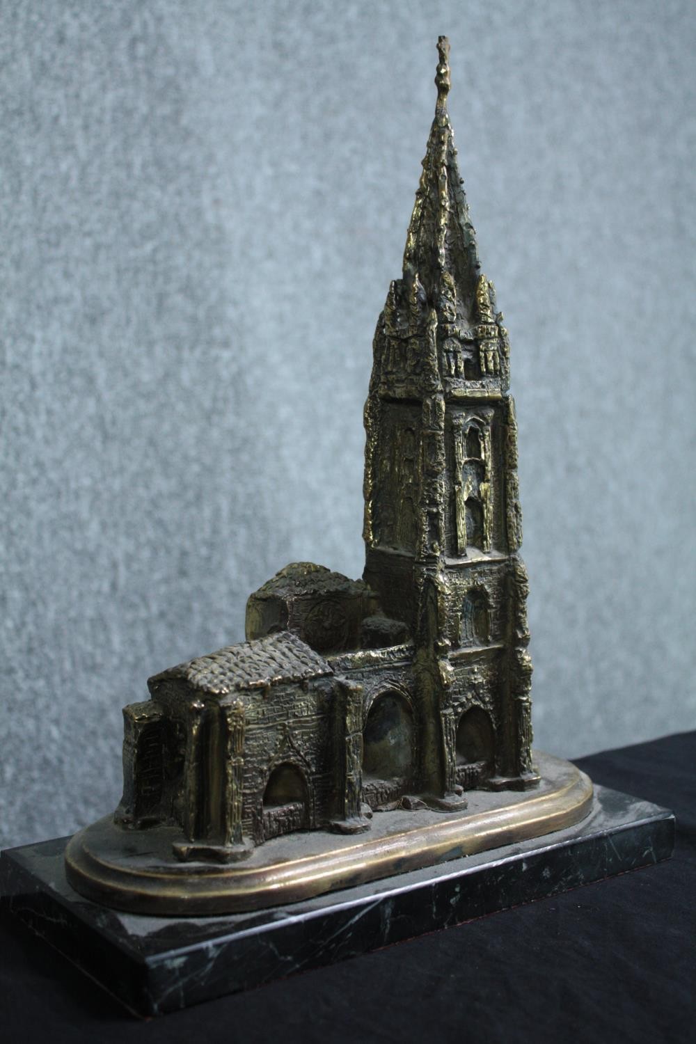 A brass church with steeple on a marble base. Twentieth century. H.34 cm. - Image 3 of 6