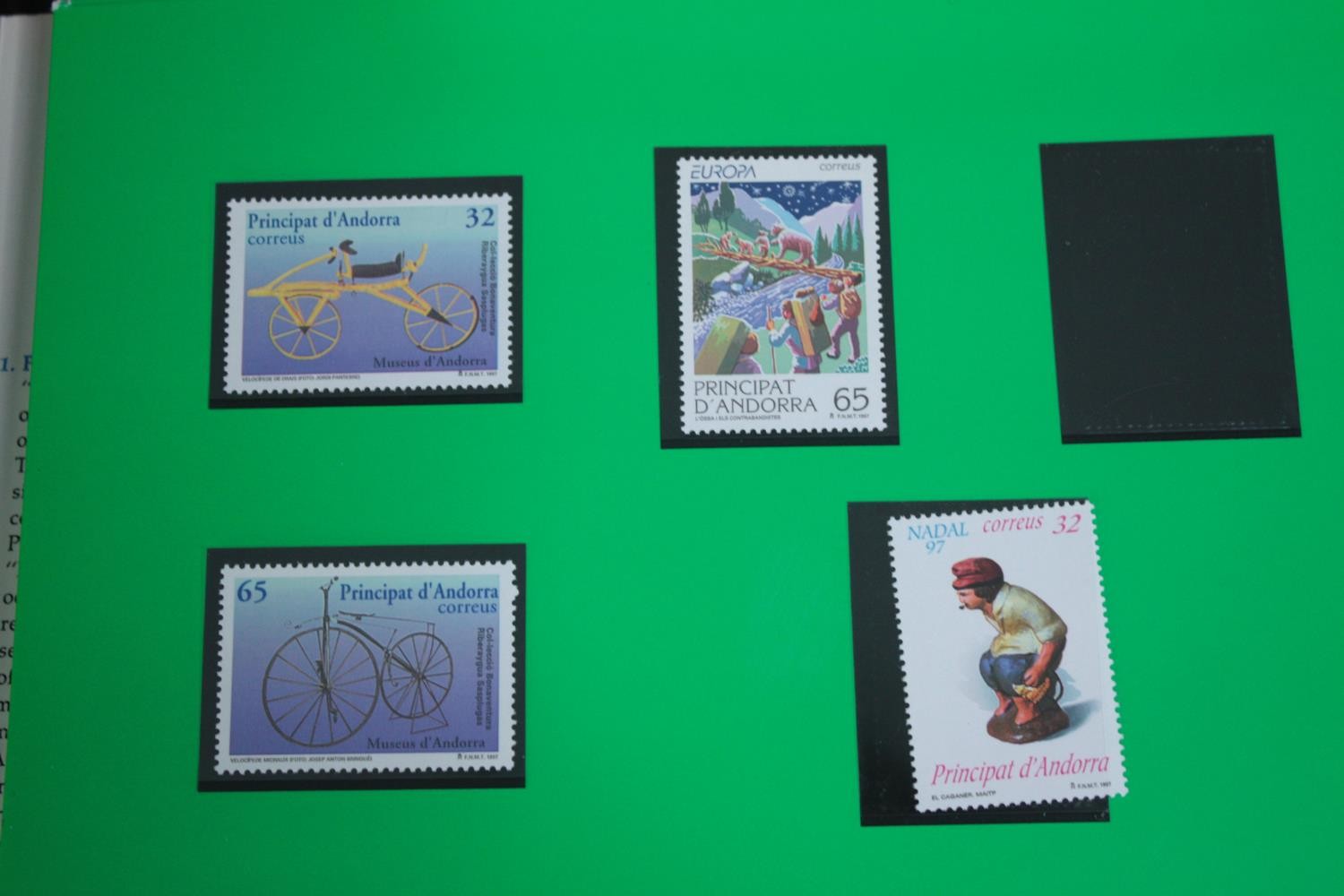 An extensive collection of world stamps to include used and mint stamps. H.30 W.25cm. (largest) - Image 4 of 10