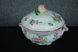 A lidded Luneville serving dish with floral decoration. H.18 Dia.20 cm.