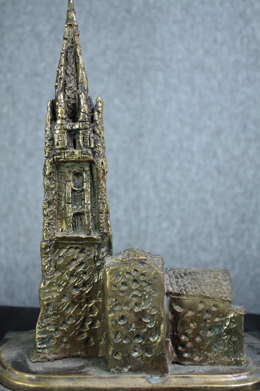 A brass church with steeple on a marble base. Twentieth century. H.34 cm. - Image 6 of 6