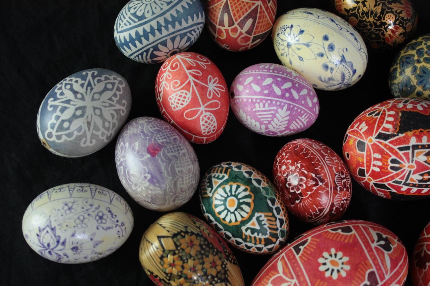 A collection of Czech Kraslice eggs. Hand painted with intricate patterns. H.9 cm. (largest) - Image 2 of 9