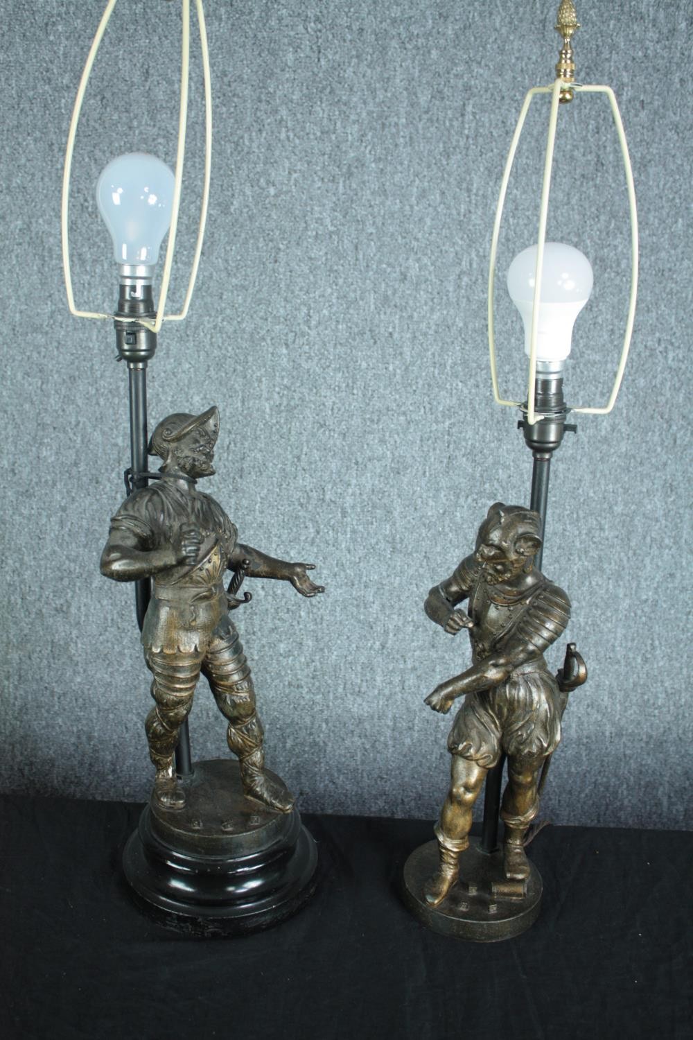 A pair of early 20th century figural gilt spelter desk lamps. Knights in stylised 16th century - Image 5 of 5