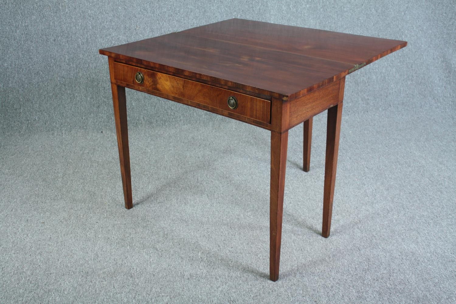 Tea table, Georgian flame mahogany with foldover top and gateleg support. H.71 W.92 D.84cm. ( - Image 4 of 5