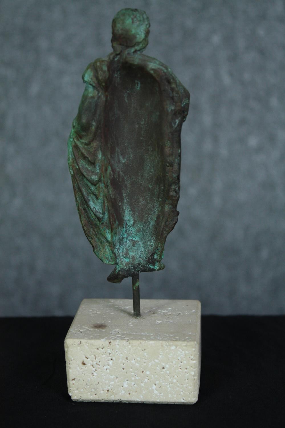 A bronze casting of Genio del Senado on a stone plinth. H.17 cm. - Image 4 of 5