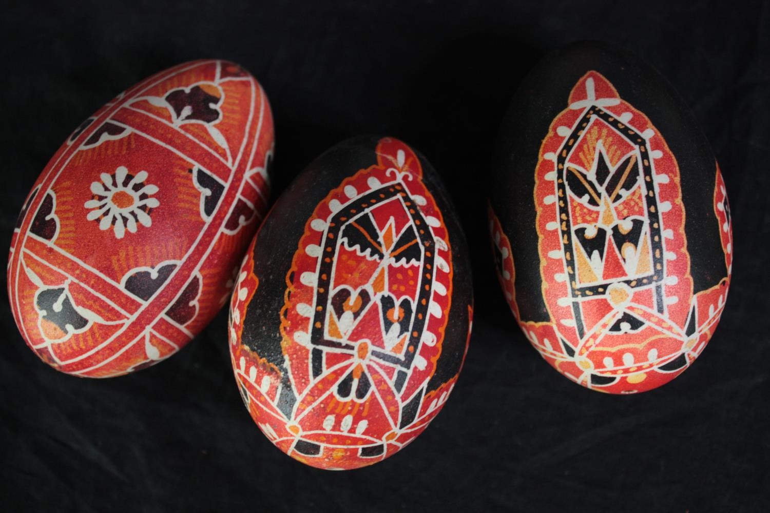 A collection of Czech Kraslice eggs. Hand painted with intricate patterns. H.9 cm. (largest) - Image 6 of 9