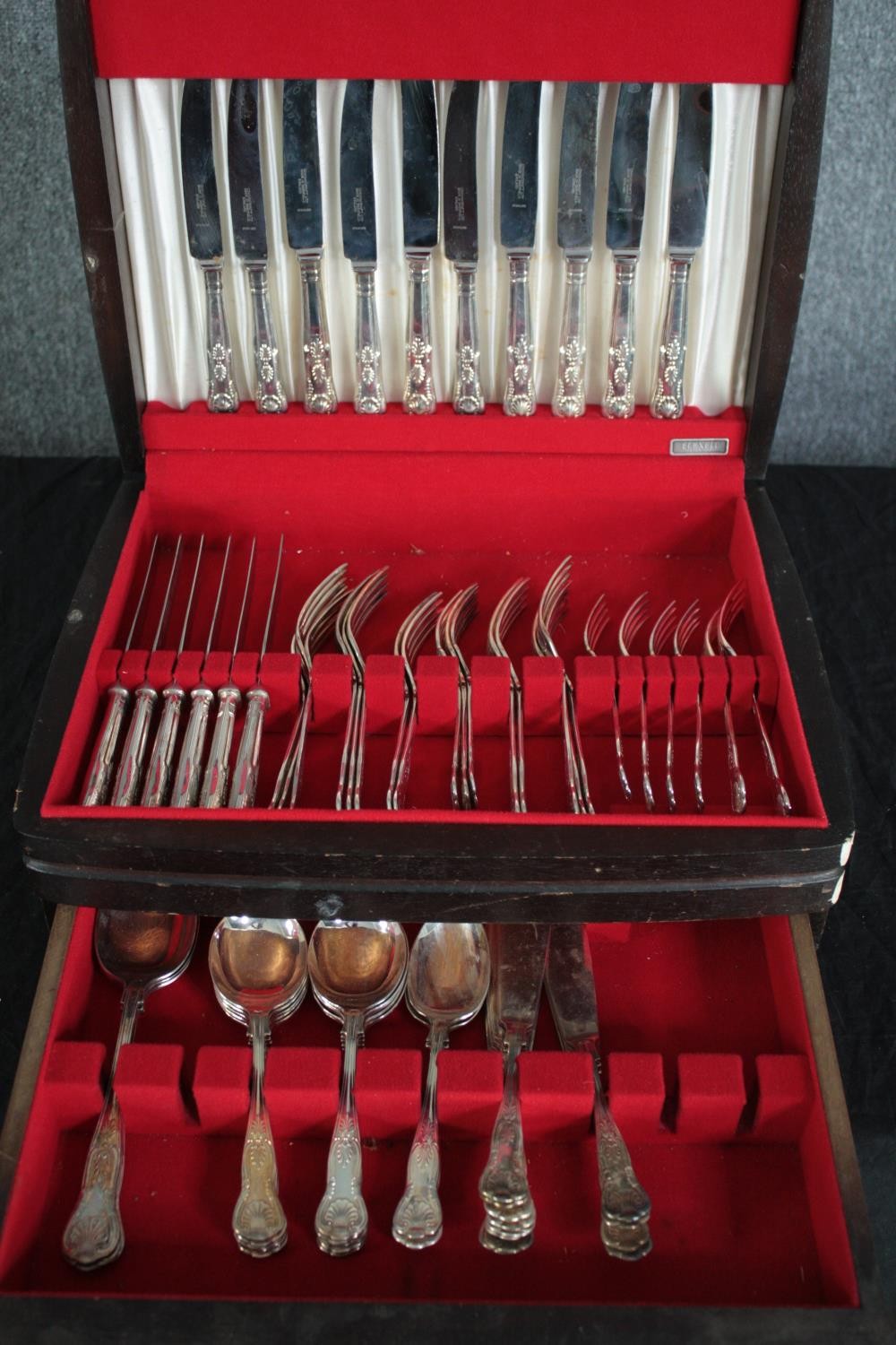 A vintage cased set of silver plated flexfit cutlery. H.16 W.40 D.31cm.