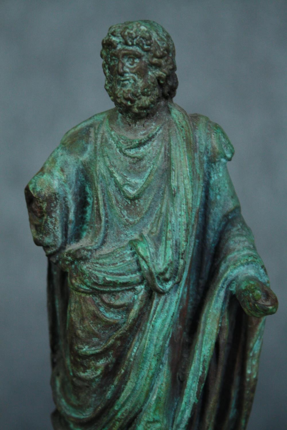 A bronze casting of Genio del Senado on a stone plinth. H.17 cm. - Image 5 of 5