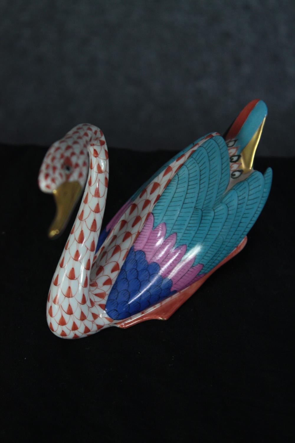 Herend Hungary. Porcelain. Rust Fishnet Swan. Finished in gilt. H.11 cm. - Image 3 of 5