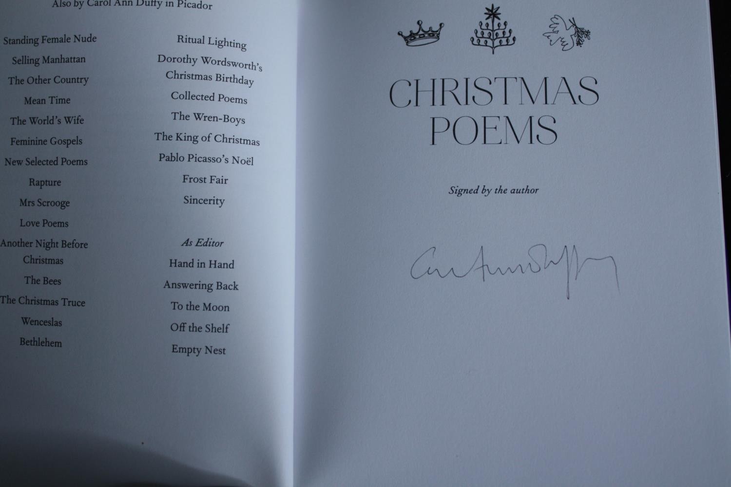 A mixed collection of poetry books including a signed copy of Carol Ann Duffy's 'Christmas Poems' - Image 6 of 6