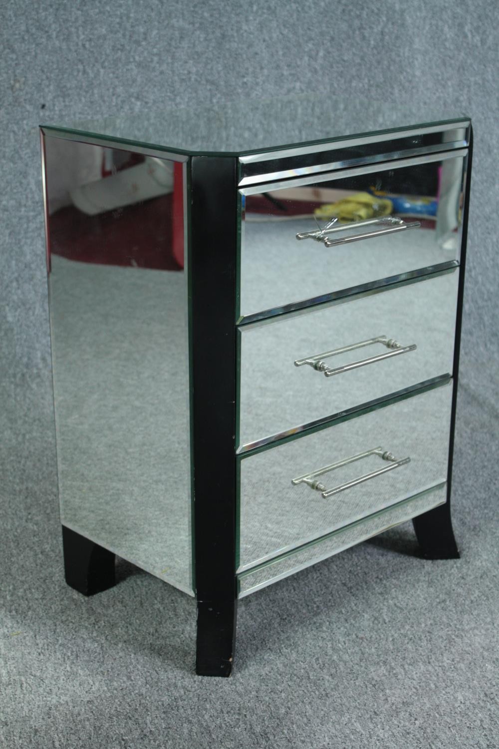 A small mirrored chest of drawers. H.60 W.40 D.31cm. (Small crack as seen). - Image 4 of 5