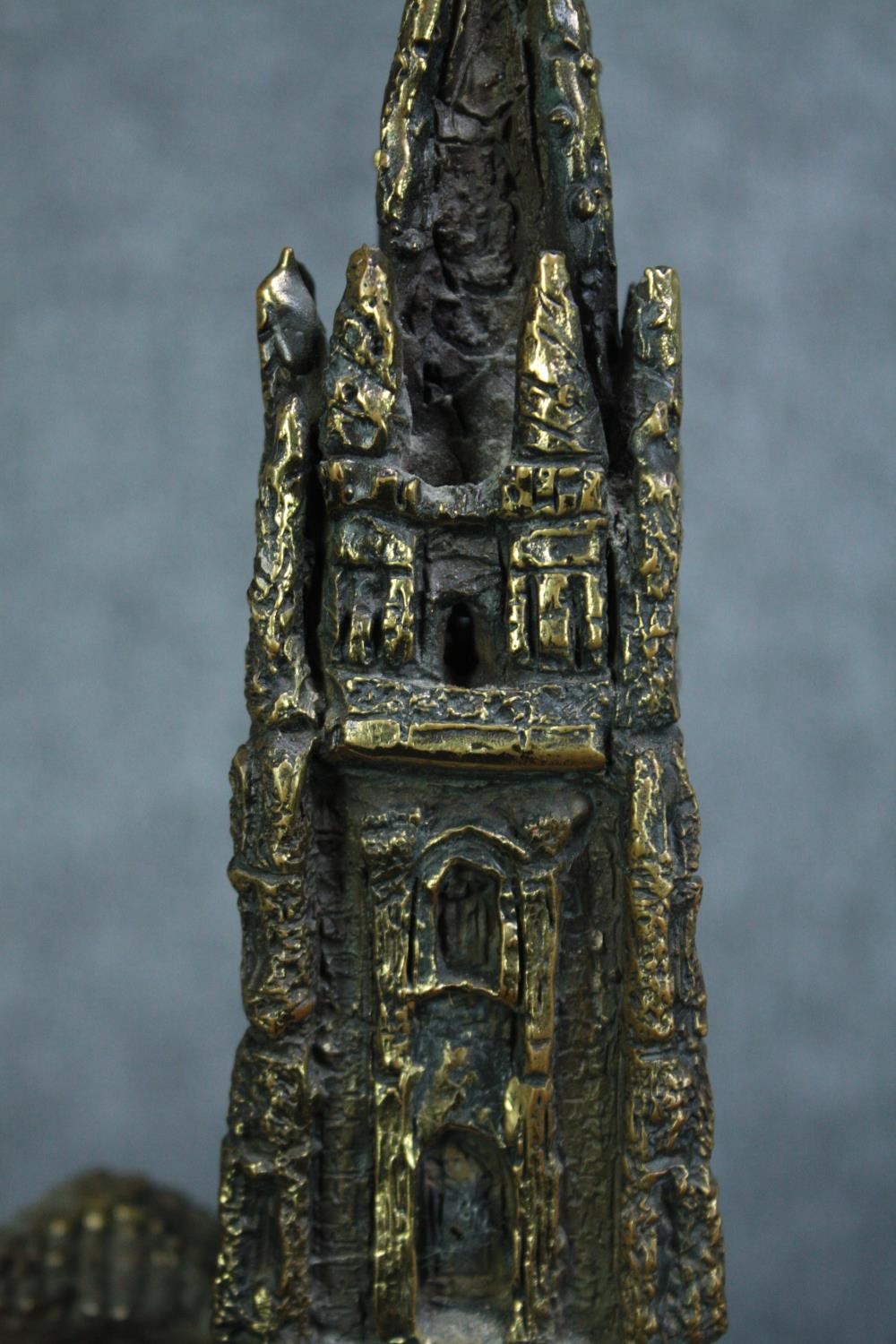 A brass church with steeple on a marble base. Twentieth century. H.34 cm. - Image 4 of 6