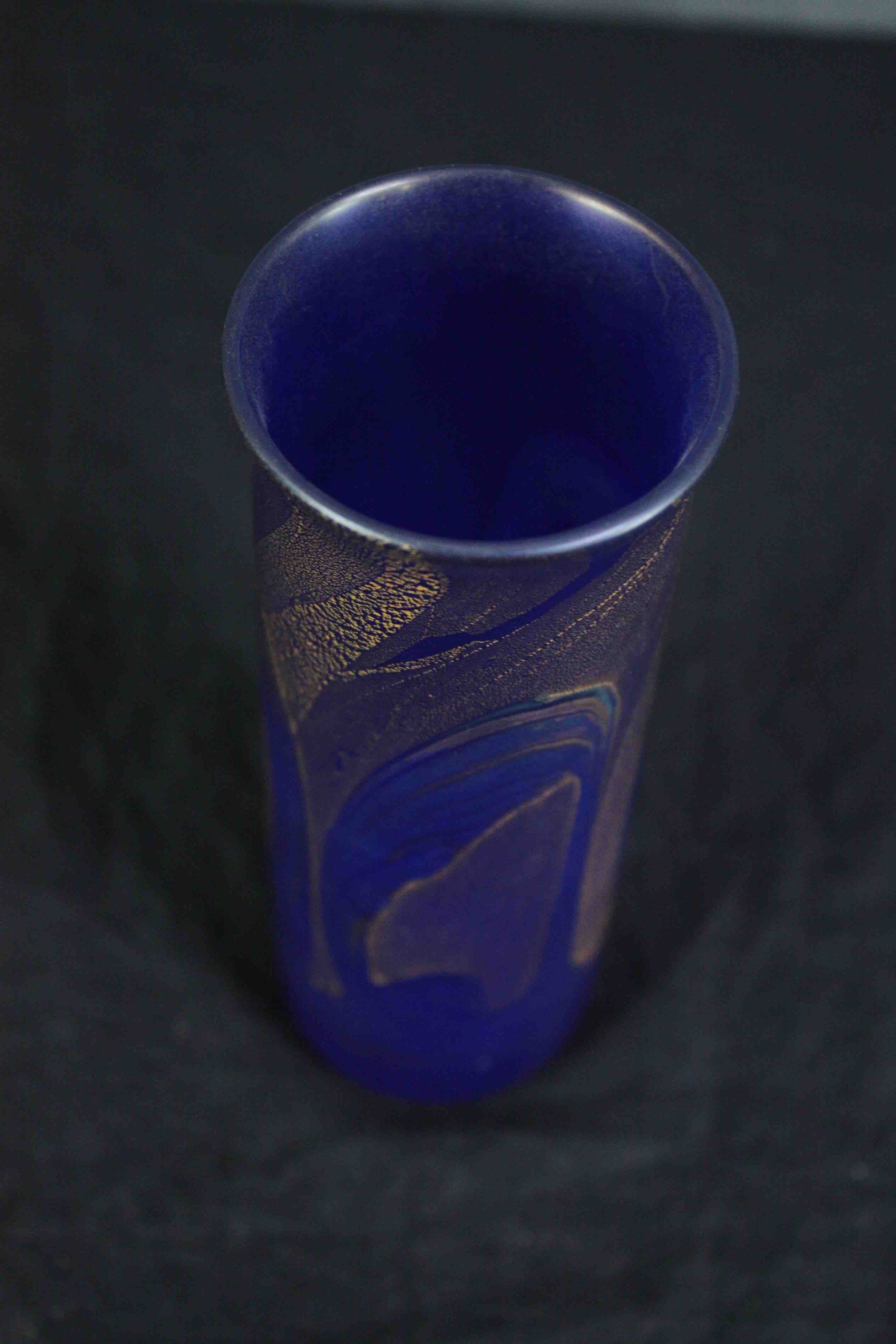 A blue glass oil slick vase with a gilt finish. Maybe Isle of White studio glass but without a - Image 4 of 6