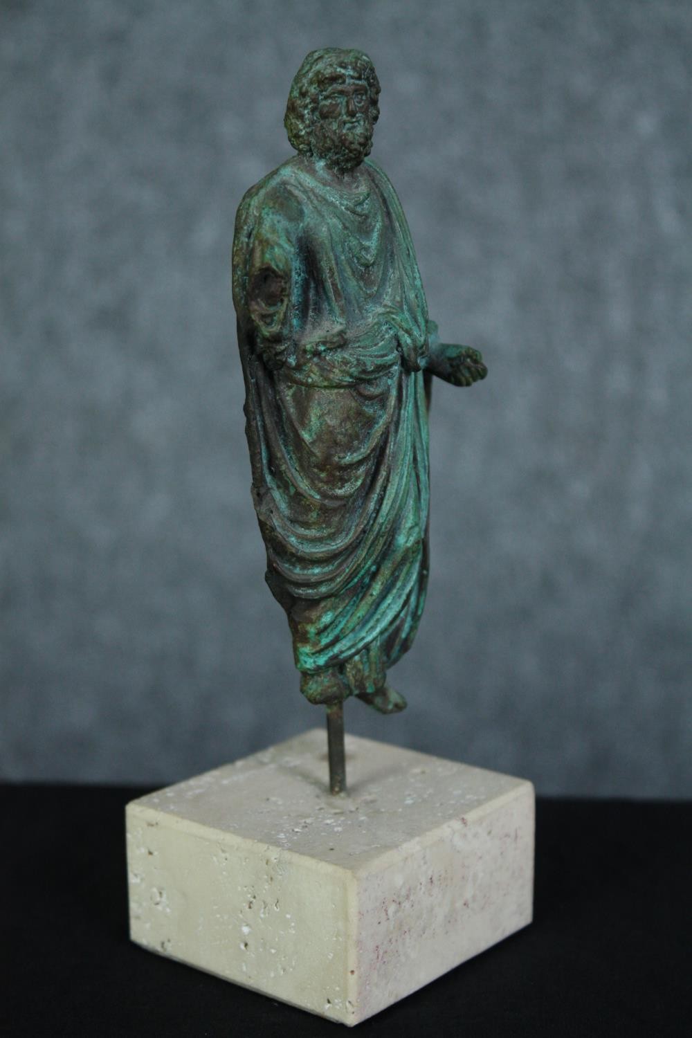 A bronze casting of Genio del Senado on a stone plinth. H.17 cm. - Image 3 of 5