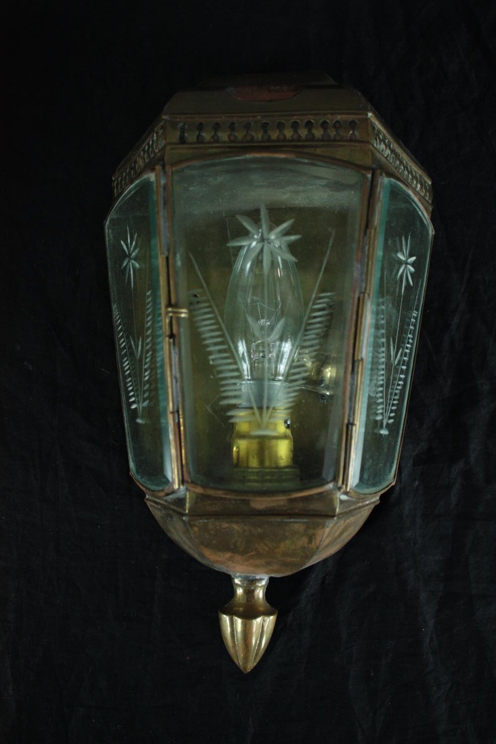 The Limehouse Lamp Co. A pair of restored sconce lamps with original etched glass panels. H.41cm. ( - Image 4 of 6